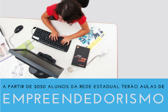 menina teclando em um dextop com livros de empreendedorismo ao redor.