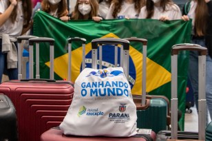 Foto de estudantes da rede estadual do Paraná com a bandeira do Brasil.