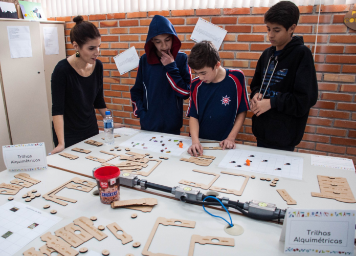 alunos montando programação desplugada no evento Scratch Day 2019.