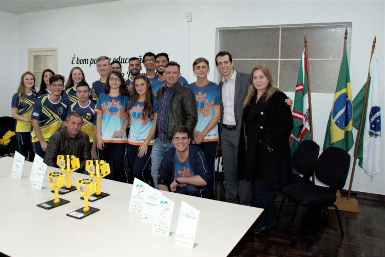 alunos do colégio estadual Padre Morelli com secretário de Estado da Educação e do Esporte, Renato Feder.