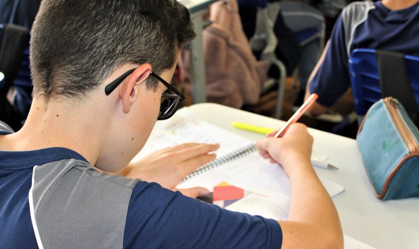 imagem de um aluno estudando