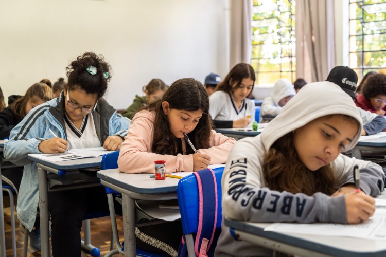 Primeira fase da OMAP foi a Prova Paraná, aplicada nos colégios estaduais em 26 e 27 de abril.