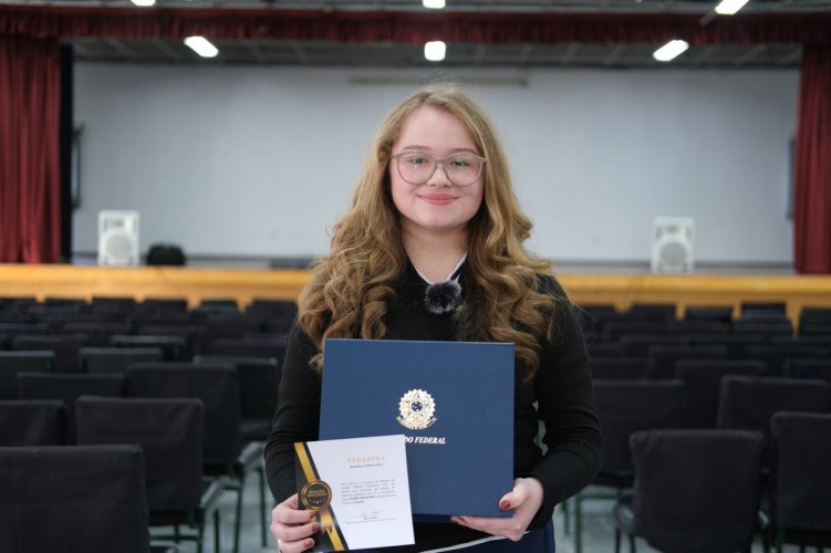 Foto de Felipe Barboza - Seed/PR - estudante Roxanne Cristina Alves, de 16 anos, vencedora pelo Paraná do programa Jovem Senador.