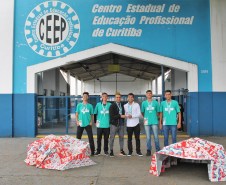 fotografia da equipe dos estudantes com os abrigos