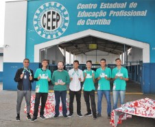  fotografia da equipe dos estudantes com o professor