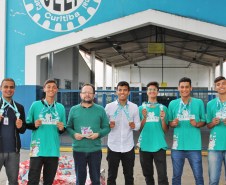 fotografia da equipe dos estudantes com o professor
