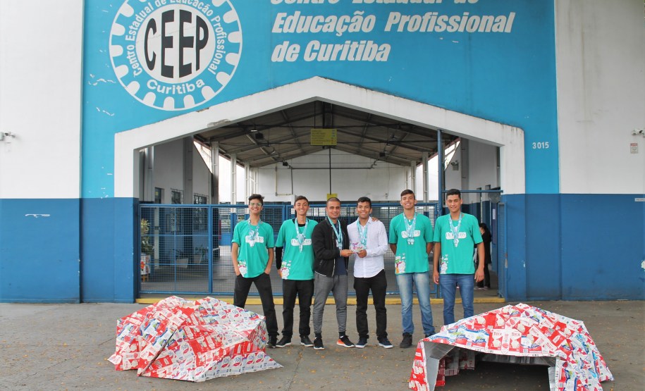 fotografia da equipe dos estudantes com os abrigos