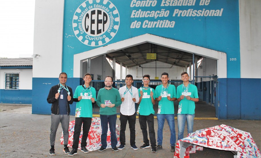 fotografia da equipe dos estudantes com o professor