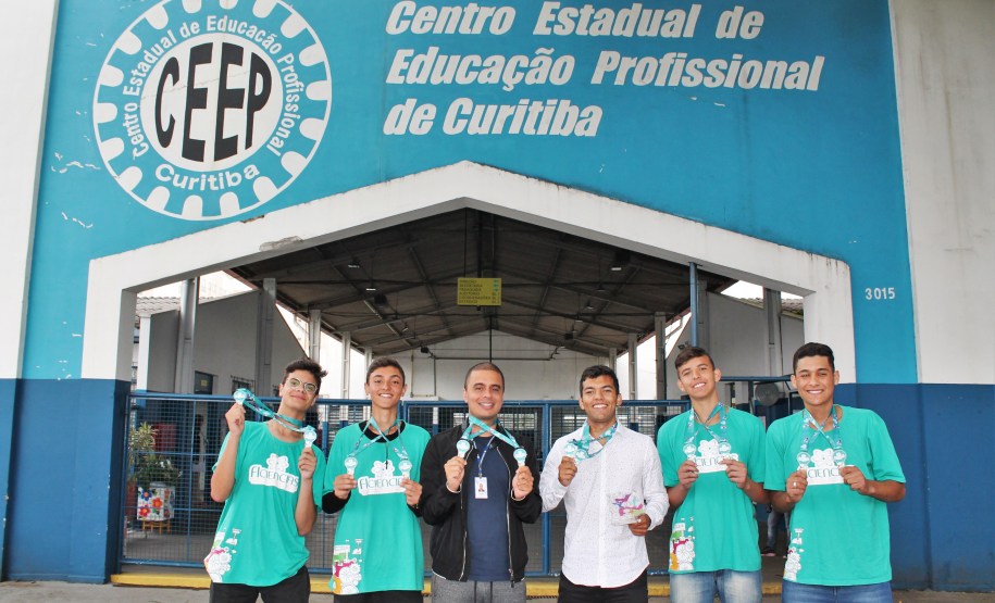 fotografia da equipe dos estudantes