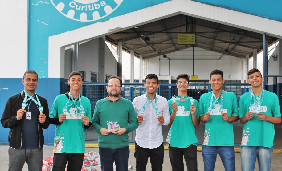 fotografia da equipe dos estudantes com o professor